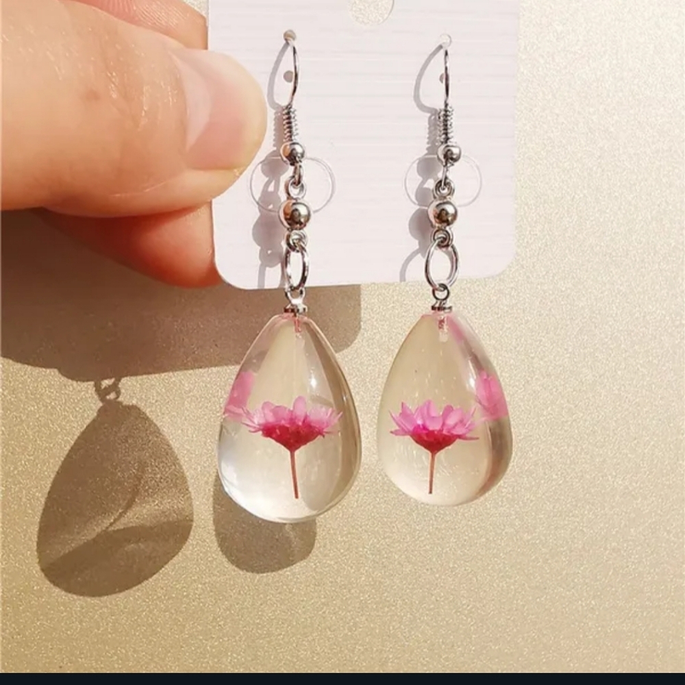 NWT Beautiful Boho Pink Dehydrated Flower Earrings!